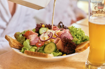 [Translate to Tschechisch:] Wellness-Salate im Bistro der Bayerwald-Sauna